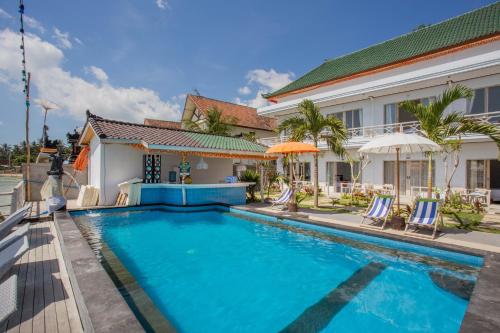 a swimming pool in front of a house at Rumah Marta Ceningan Island in Nusa Lembongan