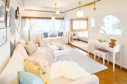 - un salon avec un canapé blanc et une table dans l'établissement HARMONIA東京堀切 10名定員90平米の広いCondominium, à Tokyo