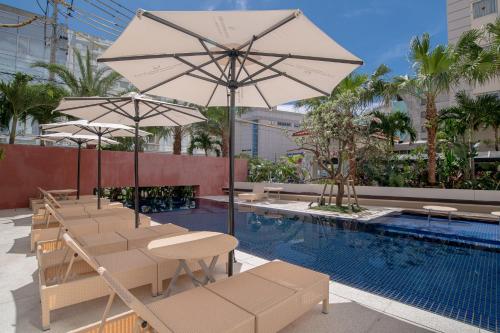 בריכת השחייה שנמצאת ב-Hotel Palm Royal Naha Kokusai Street או באזור