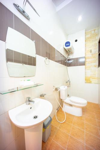 a bathroom with a sink and a toilet at My Kim Guest House in Da Lat
