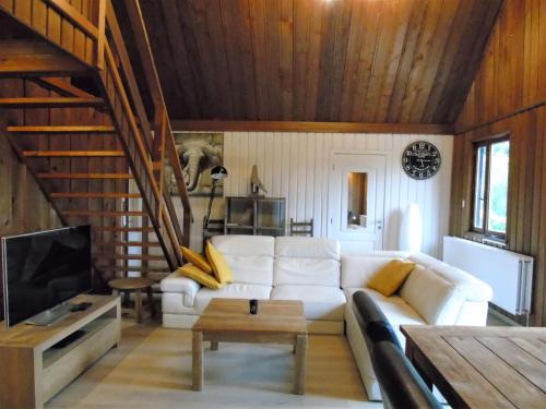Μια τηλεόραση ή/και κέντρο ψυχαγωγίας στο Maison L'Hirondelle Rustique à Tournavaux