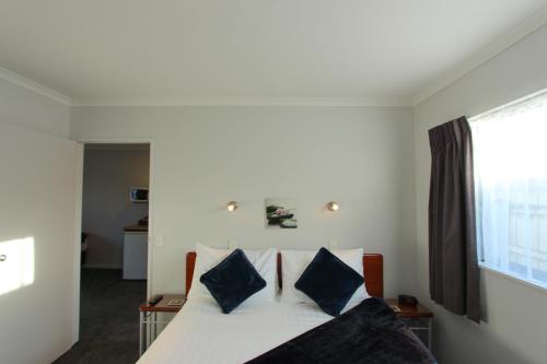 BK's Magnolia Motor Lodge tesisinde bir odada yatak veya yataklar