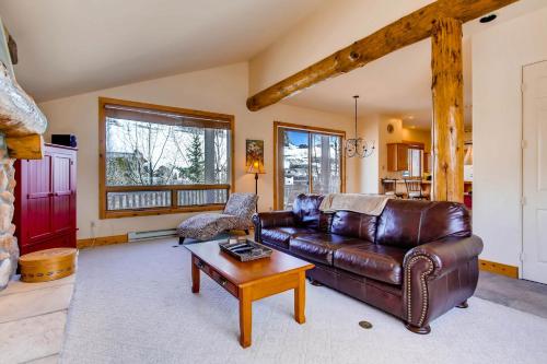 uma sala de estar com um sofá de couro e uma mesa em 3Br Townhome With Mountain Views & Garage townhouse em Crested Butte