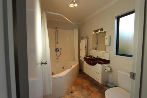 A bathroom at BK's Magnolia Motor Lodge