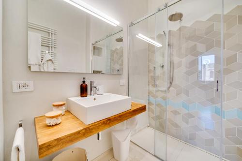 ein Bad mit einem Waschbecken und einer Dusche in der Unterkunft Beautiful designer flat close to Pantheon in Rom