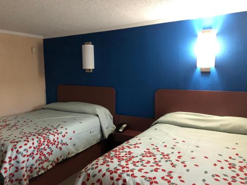 Кровать или кровати в номере Skyview Motor Inn