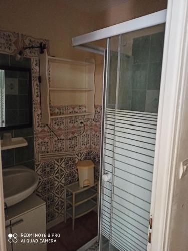 une salle de bain avec douche et lavabo dans l'établissement gite de France, à Saint-Cyprien
