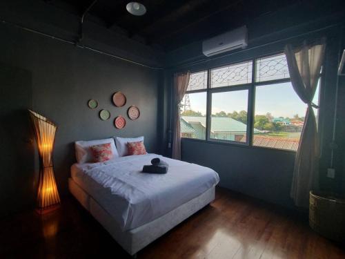 Säng eller sängar i ett rum på Tharuadaeng Old city Ayutthaya ท่าเรือแดง กรุงเก่า อยุธยา