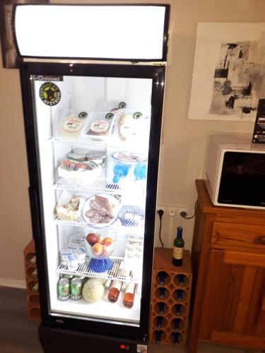 um frigorífico com a sua porta aberta numa cozinha em Riv'Hotel em Maleville