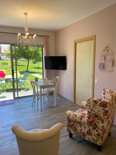 un soggiorno con tavolo e sedie di "Le Cottage" Appartements avec SPA privatif a Saint-Bonnet-en-Champsaur