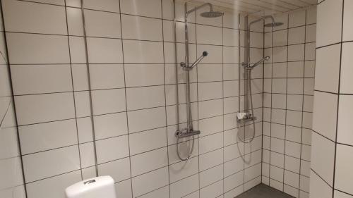 ein Bad mit einer Dusche und einem WC. in der Unterkunft Apartments, 4 rooms + sauna in Kajaani