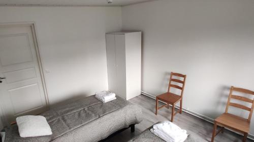 ein Wohnzimmer mit einem Sofa und 2 Stühlen in der Unterkunft Apartments, 4 rooms + sauna in Kajaani