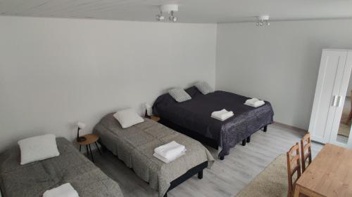 1 Schlafzimmer mit einem Bett, 2 Stühlen und einem Tisch in der Unterkunft Apartments, 4 rooms + sauna in Kajaani