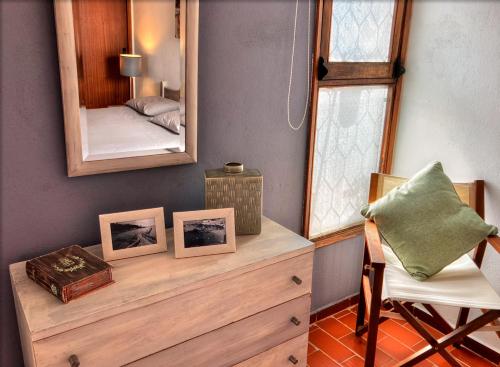 アルブフェイラにあるUrbisol 202-Albufeiraの鏡付きドレッサーとベッドが備わる客室です。