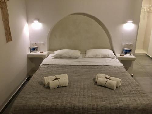 En eller flere senge i et værelse på Kampanelia Village Suites