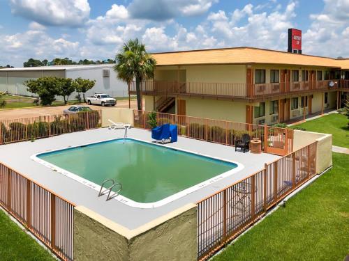 a pool in front of a hotel at OYO Hotel Lake Charles Hwy 10 in Lake Charles