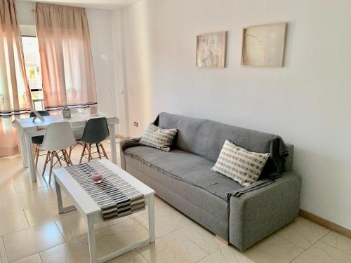 un soggiorno con divano e tavolo di Apartamento Fuengirola R09 Edificio Ronda IV a Fuengirola