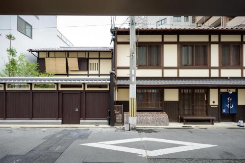 un edificio con una puerta y un aparcamiento en Luck You Kyoto, en Kioto