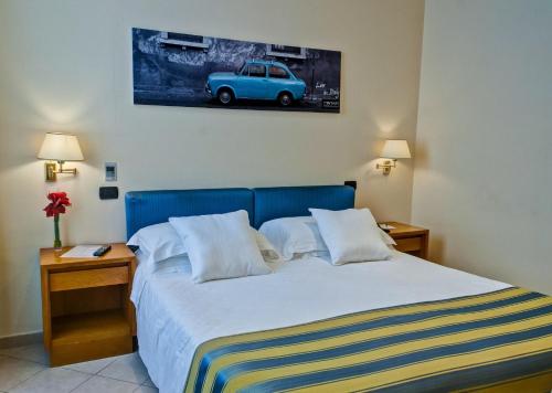 Postel nebo postele na pokoji v ubytování Crosti Hotel