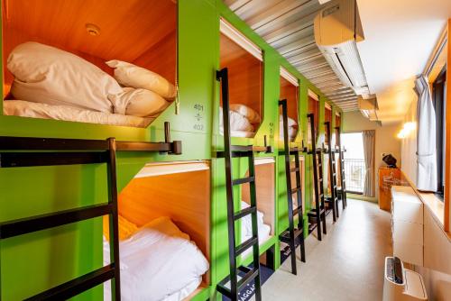 Palanda nebo palandy na pokoji v ubytování plat hostel keikyu asakusa station