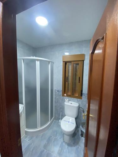 Villar de PlasenciaにあるHostal Restaurante EL AVION S,Lのバスルーム(トイレ、シャワー付)