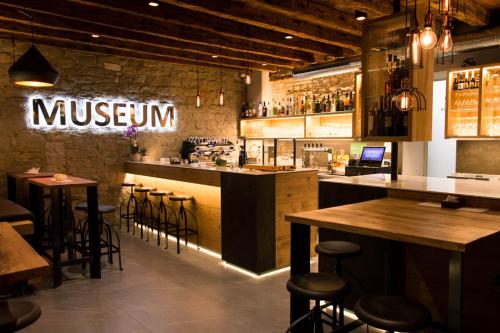 un ristorante con bar e sgabelli di Hostel Museum a Capodistria