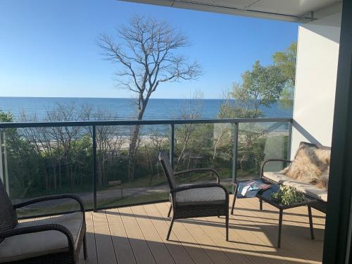 a balcony with chairs and a view of the ocean at Seaside Park apartamenty prywatne z widokiem na morze in Kołobrzeg