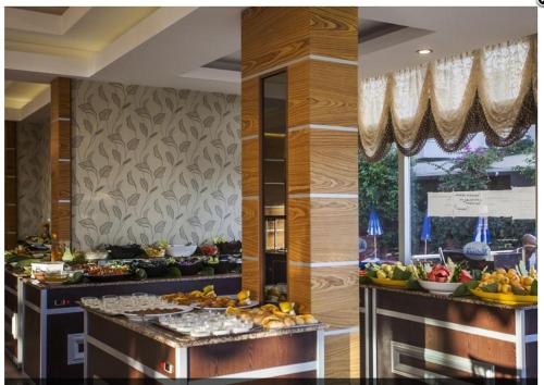 een buffet met fruit dat uitgestald staat in een hotel bij Kleopatra Melissa Hotel in Alanya