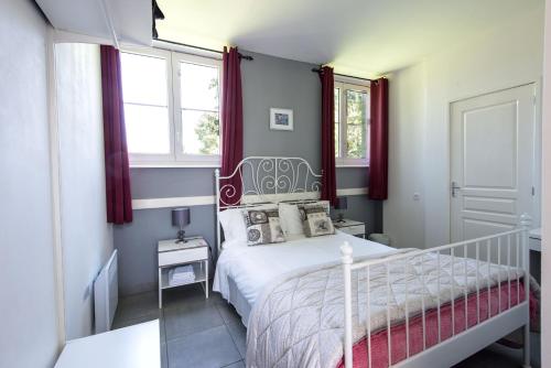 1 dormitorio con 1 cama y 2 ventanas en Maison Voie Verte en Bion