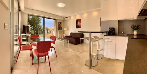 une cuisine et un salon avec une table et des chaises dans l'établissement Palm d'or / GIR2405 / 2P, à Cannes
