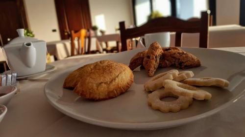 einen Teller Kekse und Donuts auf dem Tisch in der Unterkunft Agriturismo Borgo Borromeo in Rubano