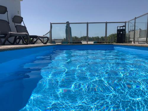 ein Pool mit blauem Wasser in einem Gebäude in der Unterkunft Osborne Hotel in Valletta