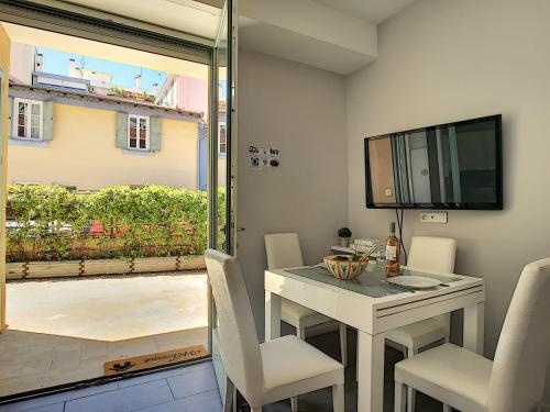 une salle à manger avec une table, des chaises et une télévision dans l'établissement Nestor&Jeeves - HOLIDAY VIBES - Very close sea - Free parking, à Nice