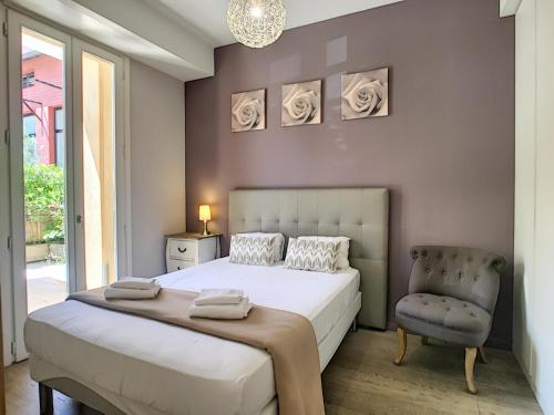 une chambre avec un grand lit et une chaise dans l'établissement Nestor&Jeeves - HOLIDAY VIBES - Very close sea - Free parking, à Nice
