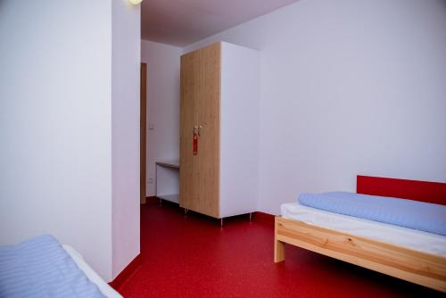 Postel nebo postele na pokoji v ubytování Międzynarodowy Dom Spotkań Młodzieży w Oświęcimiu