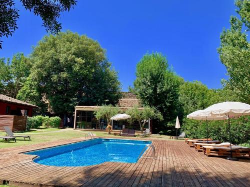 Bazén v ubytování Hotel Masia La Palma nebo v jeho okolí