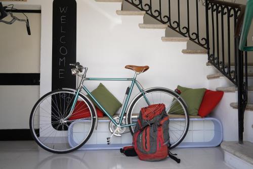 una bicicleta estacionada junto a una escalera con una mochila en House Sud Est, en Manduria