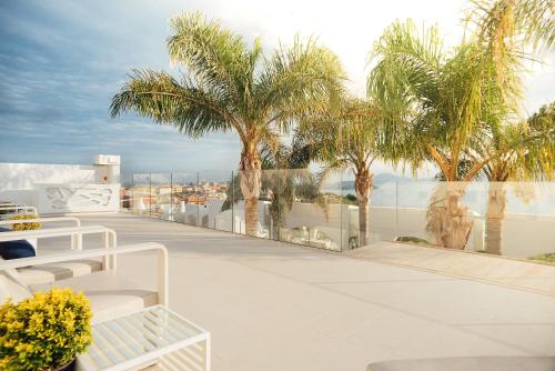 - un balcon avec des palmiers dans l'établissement Al Chiar di Luna, à Monte di Procida
