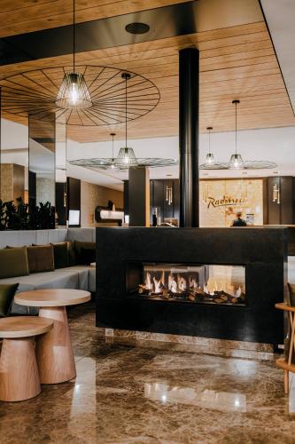 Radisson Hotel Szklarska Porębaにあるレストランまたは飲食店
