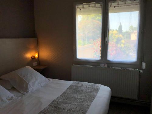 Postel nebo postele na pokoji v ubytování Hôtel Du Viaduc