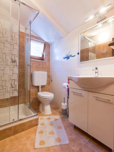 a bathroom with a toilet and a sink and a shower at Apartman Šušnjić in Poreč