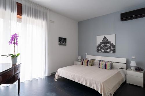 President Suite في ساليرنو: غرفة نوم بيضاء مع سرير ونافذة