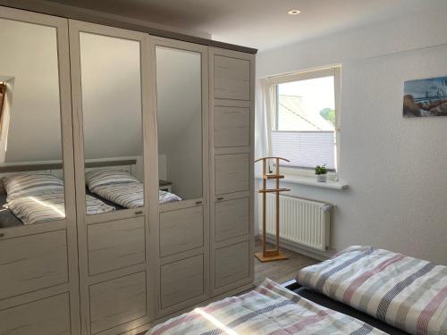 Postel nebo postele na pokoji v ubytování Traumhafte Dachgeschosswohnung