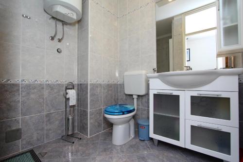 ein Badezimmer mit Toilette und Waschbecken in der Unterkunft Apartment Nautica in Novigrad Istria