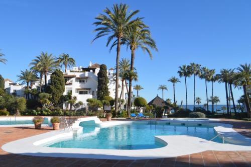 Imagen de la galería de Alcazaba Beach Luxury Apartment02 Estepona, en Estepona