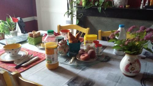 ポンティヴィにあるChez Marieの食べ物と薬味が並ぶテーブル