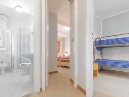 um quarto de hospital com uma cama e uma casa de banho em Sayonara Villaggio Club em Nicotera Marina