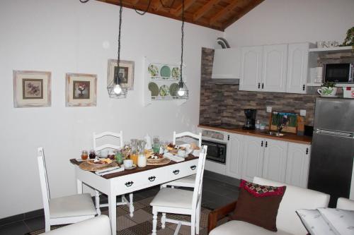 una cocina con una mesa con comida. en Quinta do Malhinha- Turismo en Angra do Heroísmo