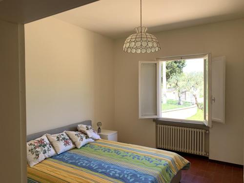Giường trong phòng chung tại Spectacular Chianti View close San Gimignano