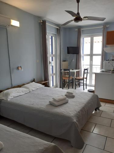Almiriki Rooms في أغيوس كيريكوس: غرفة نوم عليها سرير وفوط